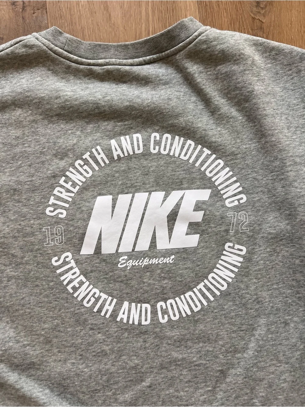 Nike Strength Gray Fleece Crewneck Sweatshirt Large Training Gym Pullover